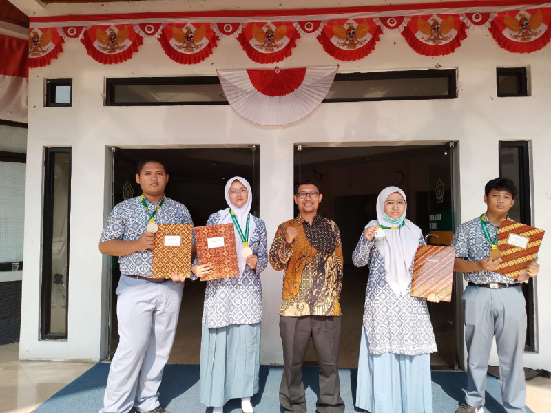 TIM KSM MAN 14 JAKARTA MENERIMA PIAGAM PENGHARGAAN DARI KEPALA KANKEMENAG KOTA JAKARTA TIMUR