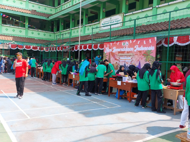 Kemeriahan Perayaan Hari Kemerdekaan Indonesia di MAN 14 Jakarta.